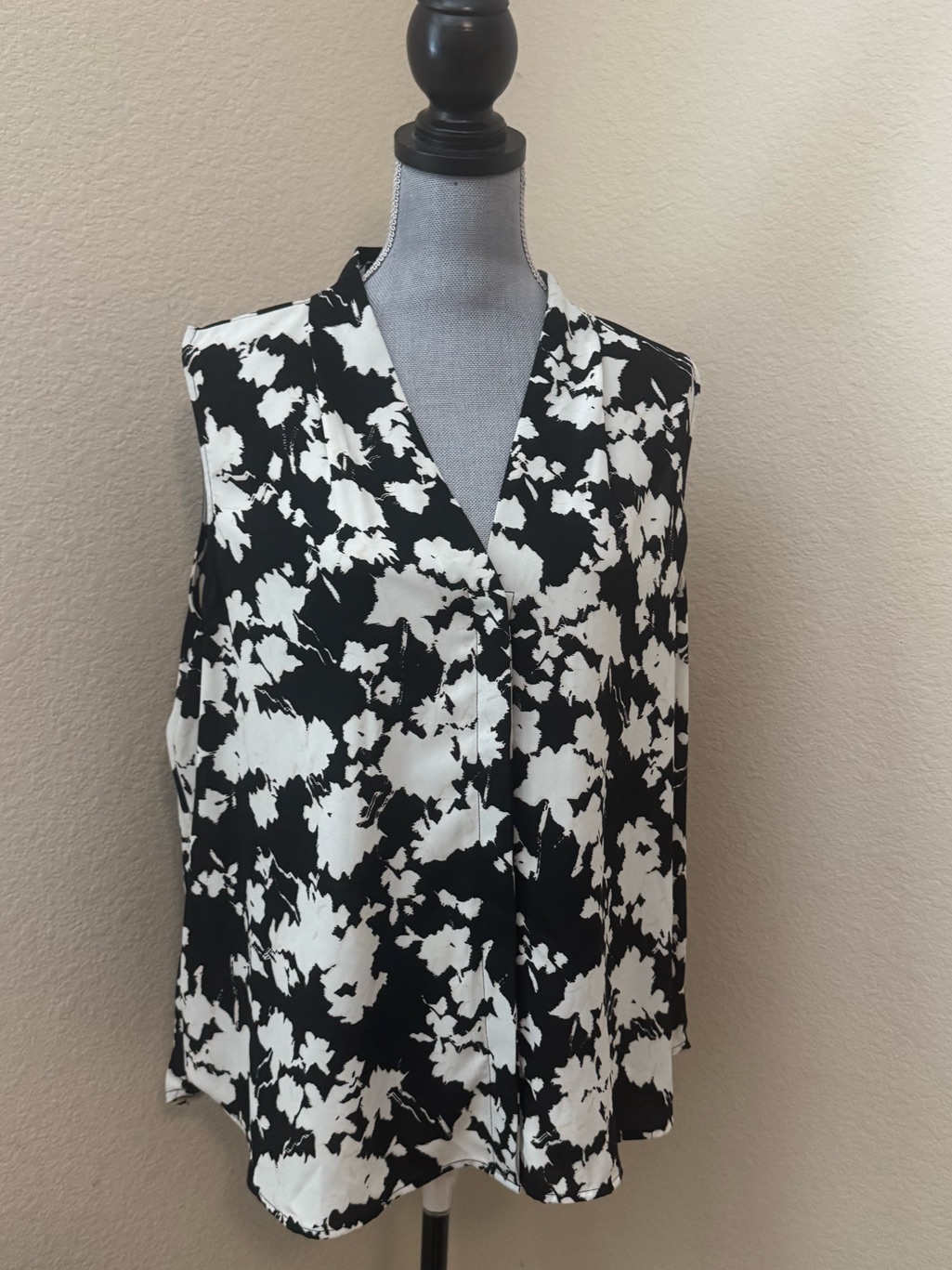 Nordstrom Black And White Floral-Print V-Neck Sleeveless Top